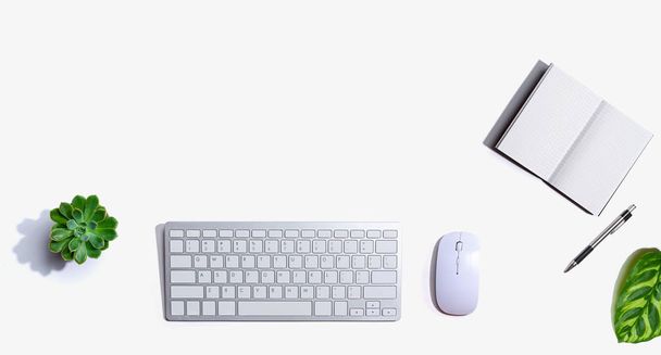 Computer toetsenbord en muis met notebook - Foto, afbeelding