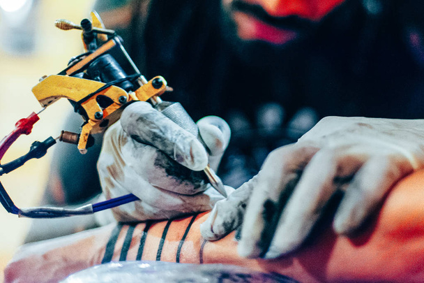 Tatuaż artysta robi tatuaż w salonie tatuażu na dłoni - Zdjęcie, obraz
