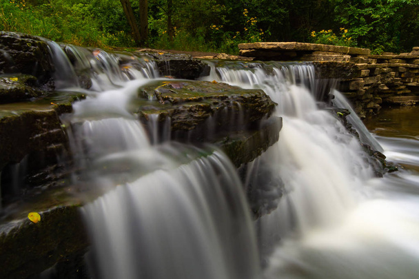 Cascata em Waterfall Glen
 - Foto, Imagem