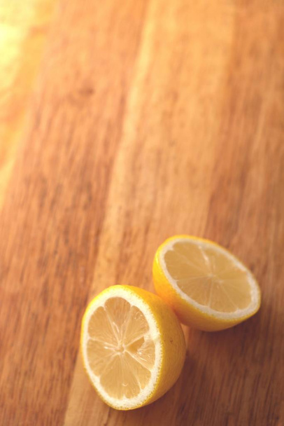 Tahta doğrama tahtası üzerinde dilimlenmiş limon. - Fotoğraf, Görsel