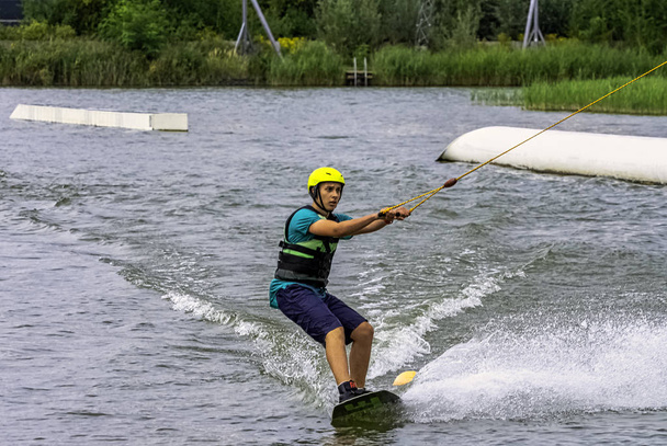 El wakeboarding adolescente en un lago - Brwinow, Masovia, Polonia
 - Foto, Imagen