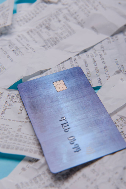 Крупный план кредитной карты на покупках
 - Фото, изображение