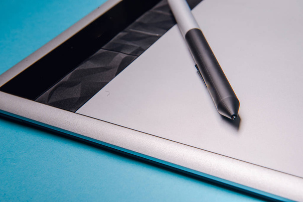 Графический планшет с ручкой для иллюстраторов и дизайнеров, - Фото, изображение