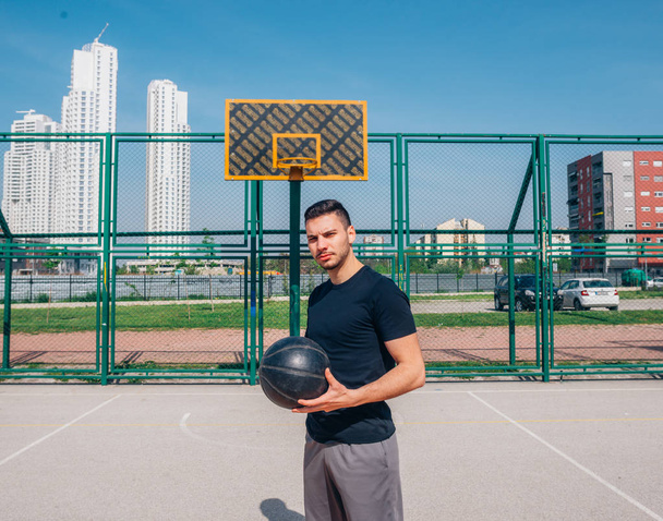 Strong male basketball player preparing for a basketball game on - Valokuva, kuva