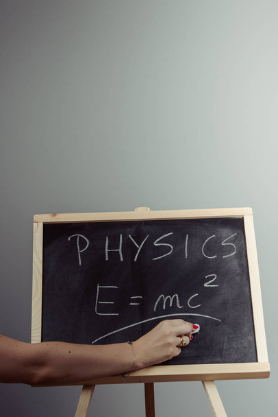 物理学の言葉と黒板に数式 Emc2 - 写真・画像