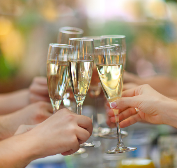 Persone con bicchieri di champagne che fanno un brindisi
 - Foto, immagini