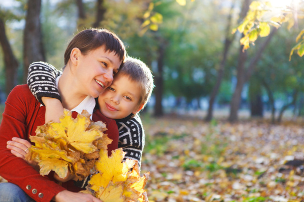 matka a její syn v podzimním parku - Fotografie, Obrázek