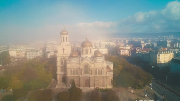 Varna alba, veduta aerea della Cattedrale dell'Assunzione. Bella città entro l'estate
. - Filmati, video