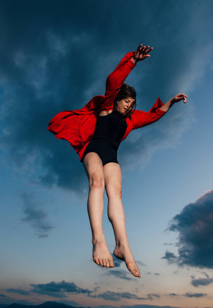 Sport, dancing and urban culture concept - beautiful dancing girl jumping - Valokuva, kuva