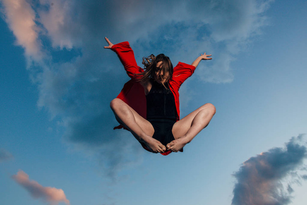 Силует щасливої радісної жінки стрибає і розважається
 - Фото, зображення