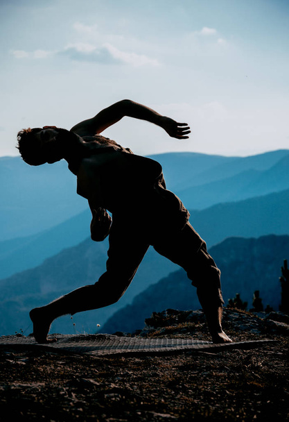 Ganzkörper funky aussehender kaukasischer Mann Hip-Hop-Tänzer tanzt auf Gipfel - Foto, Bild