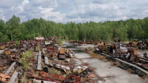 Vista aérea del depósito de chatarra de automóviles en la zona de Chernobyl
 - Imágenes, Vídeo