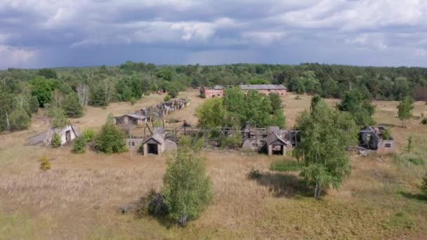 Voo de drone sobre ruínas de fazendas na zona de Chernobyl
 - Filmagem, Vídeo