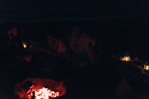 Kamp ateşinde kızarmış sosis. Izgara haftasonu - Fotoğraf, Görsel