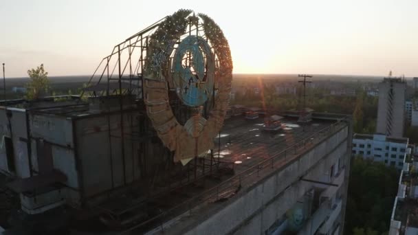 Drone strzał emblematu na dach budynków w Prypyat - Materiał filmowy, wideo