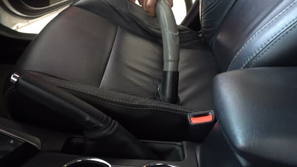 Close-up van auto vacuüm om de binnenkant van de auto schoon te maken door vrouw hand. - Video