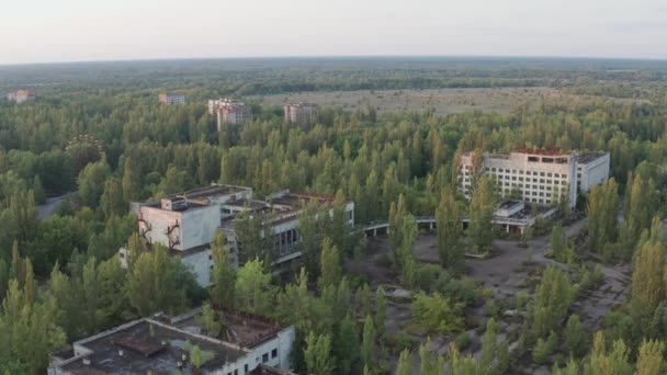 Luftaufnahme verlassener Stadtgebäude in Pripyat - Filmmaterial, Video