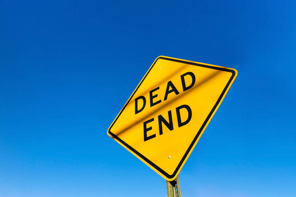 Dead end znak drogowy na niebieskim dzień jasne niebo. - Zdjęcie, obraz