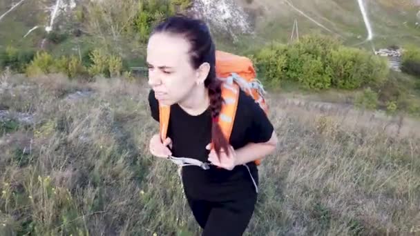 fiatal nő turista hátizsákkal  - Felvétel, videó