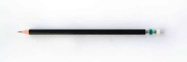 Ξύλινο μολύβι απομονωμένο σε λευκό φόντο. Εννοιολογική εκπαίδευση. - Φωτογραφία, εικόνα