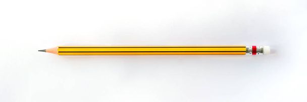 Lápis de madeira isolado sobre fundo branco. Educação conceptual
. - Foto, Imagem