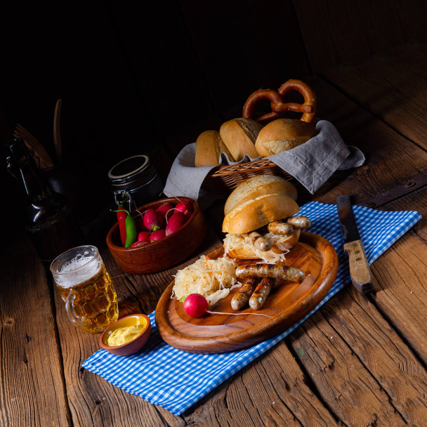 ρουστίκ Θουριγγίας bratwurst με λάχανο τουρσί και ρολό - Φωτογραφία, εικόνα