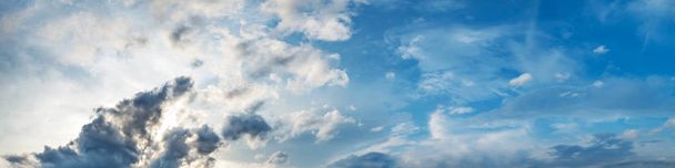 Drammatico cielo panoramico con nuvole di tempesta in una giornata nuvolosa. Immagine panoramica. - Foto, immagini