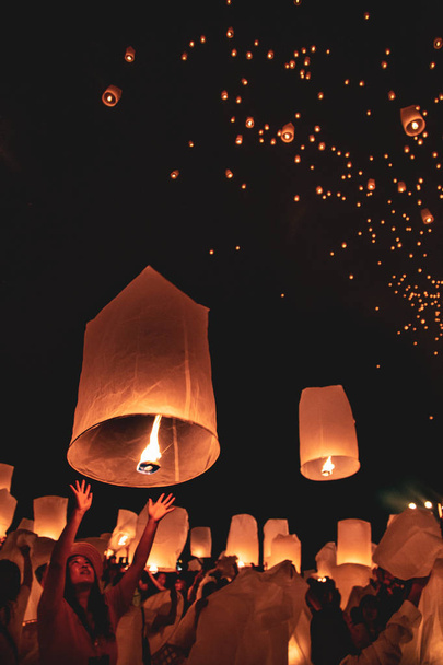 Lámpák Fesztivál, Yee Peng és Loy Khratong a Chiang Mai Thaiföldön - Fotó, kép