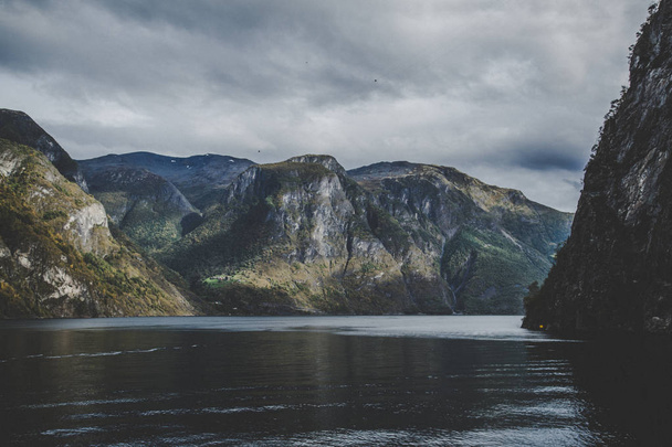 A UNESCO Naeroyfjord vê do cruzeiro, perto de Bergen, na Noruega
 - Foto, Imagem