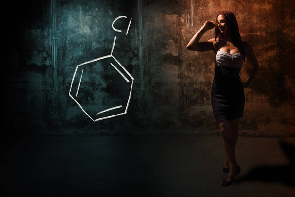 Sexy chica o secretaria o estudiante que presenta fórmula química dibujada a mano de clorobenceno
 - Foto, imagen