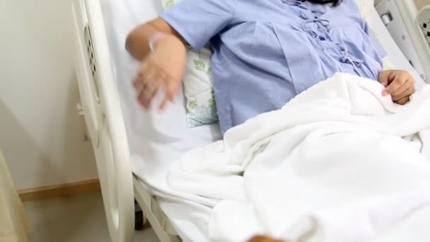 Primer plano joven embarazada usando una cama automática en el hospital
 - Imágenes, Vídeo