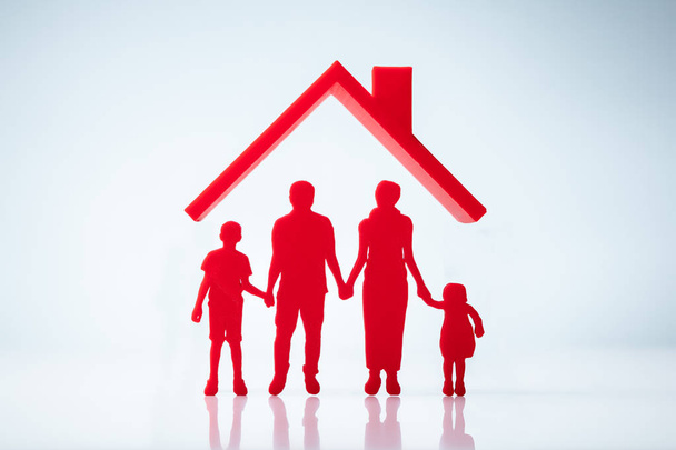 House Roof Above Family Figures Silhouette Over White Background - Foto, Bild