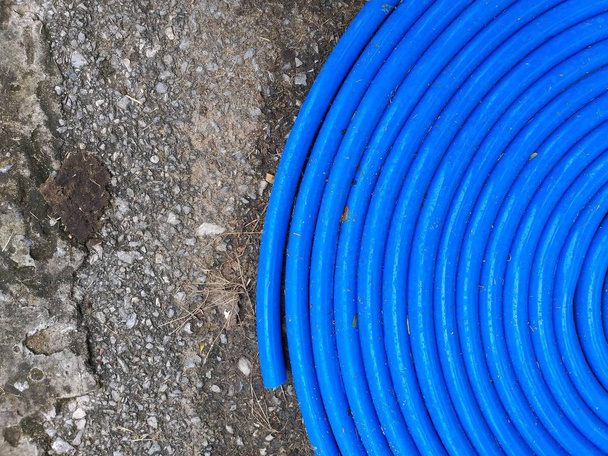 синя гумова стрічка на цементній підлозі
 - Фото, зображення