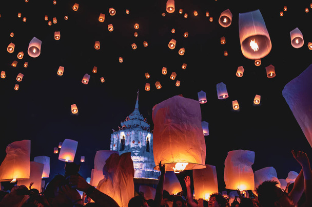 Festiwal latarnie, Yee Peng i Loy Khratong w Chiang Mai w Tajlandii - Zdjęcie, obraz