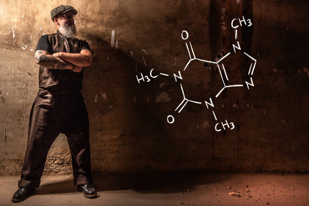 Sakallı yaşlı adam Kafein handdrawn kimyasal formülü sunan - Fotoğraf, Görsel