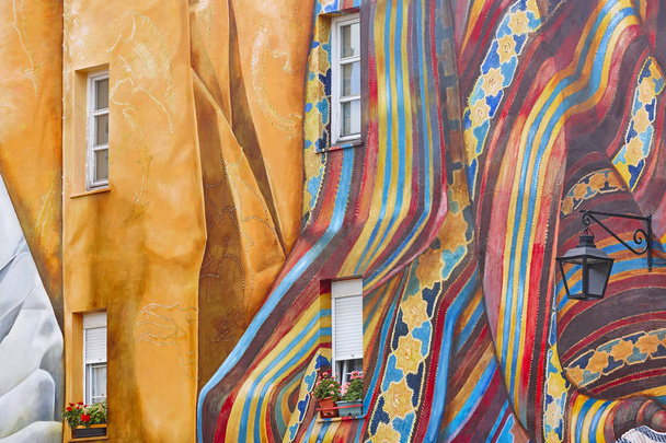 Pintoresca fachada de edificio pintado de colores en Vitoria-Gasteiz
.  - Foto, Imagen