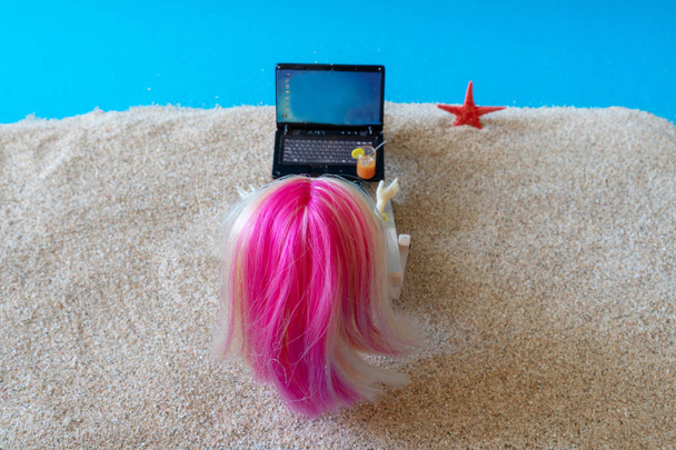 Miniaturowa dziewczyna z różowymi włosami siedzi na leżaku z laptopem i kieliszkiem napoju w dłoniach i patrzy na morze. Freelance Part czas Outsources praca koncepcja zatrudnienia . - Zdjęcie, obraz