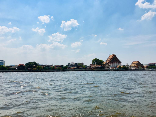寺院と家の川側を持つチャオプラヤー川の風景, バンコク, タイ - 写真・画像