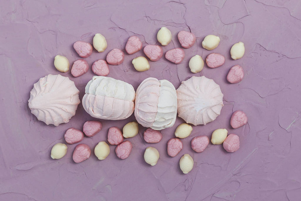 Marshmallows em fundo rosa. Doces de marshmallow coloridos com espaço de cópia
 - Foto, Imagem
