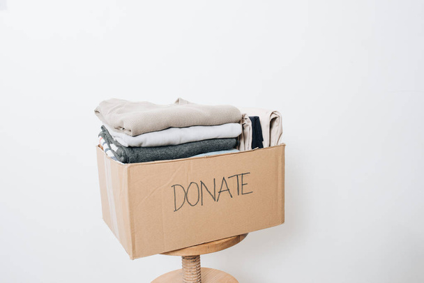kleding in doos voor concept donatie en hergebruik recycling - Foto, afbeelding