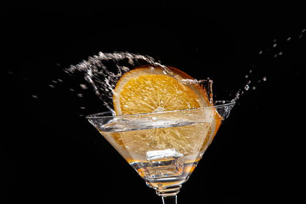 Апельсин, стекло, лед и вода
 - Фото, изображение