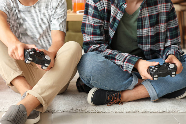 Teenagers playing video game at home - Foto, afbeelding