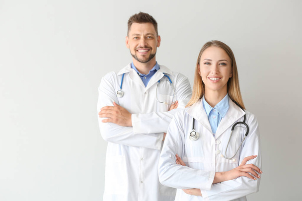 Portret van artsen op lichte achtergrond - Foto, afbeelding