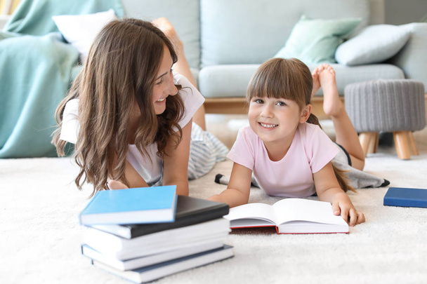 かわいい女の子と自宅で本を読んで彼女の姉 - 写真・画像