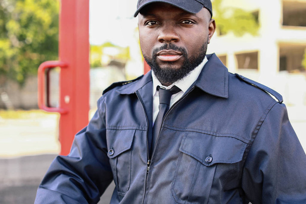 Guarda de segurança afro-americana ao ar livre
 - Foto, Imagem