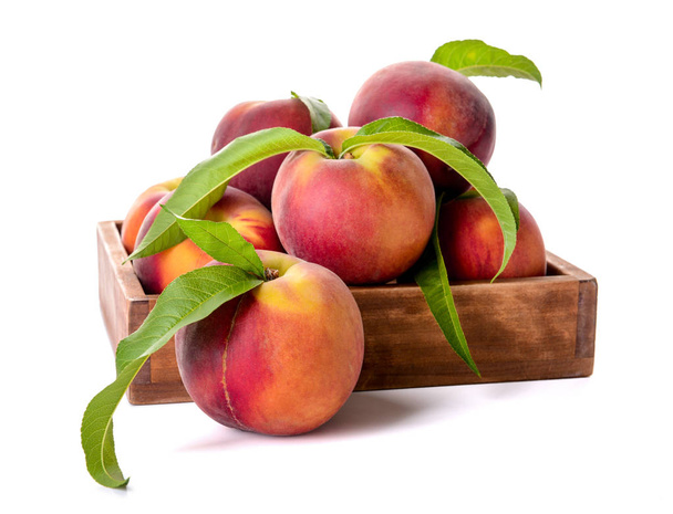 Laatikko, jossa kypsiä persikoita valkoisella taustalla
 - Valokuva, kuva