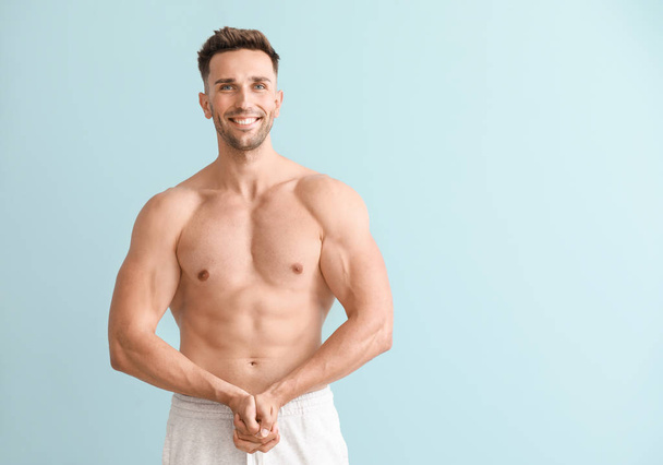 Handsome muscular man on color background. Weight loss concept - Fotografie, Obrázek
