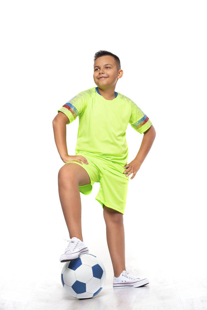 Retrato de estudio de un chico de raza mixta sonriente positivo en verde fo
 - Foto, imagen