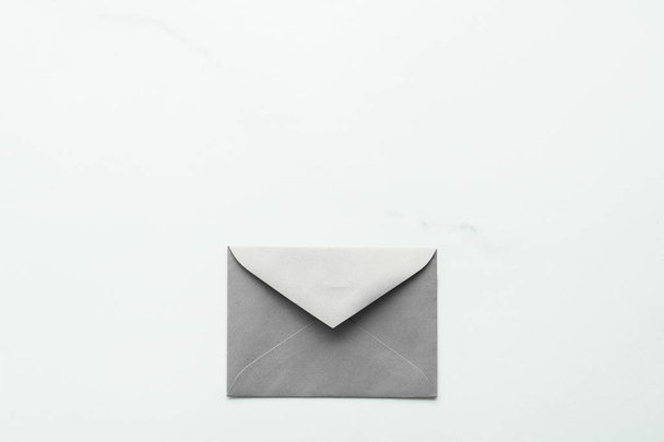 大理石のフラットレイの背景に空白の紙の封筒、休日のメール - 写真・画像