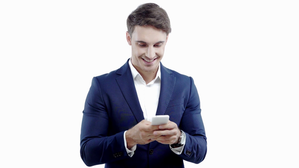 Ένας χαμογελαστός επιχειρηματίας που χρησιμοποιεί smartphone απομονωμένο σε λευκό - Πλάνα, βίντεο